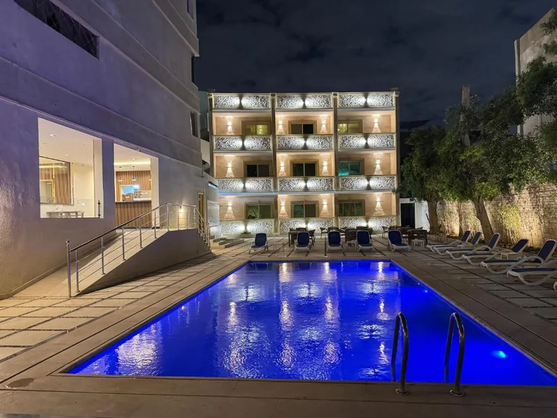 حمام السباحة الخارجي المضاء في فندق Dyafa Pyramids Hotel and Spa